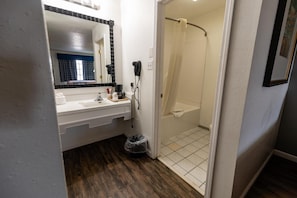 Duschwanne, kostenlose Toilettenartikel, Haartrockner, Handtücher