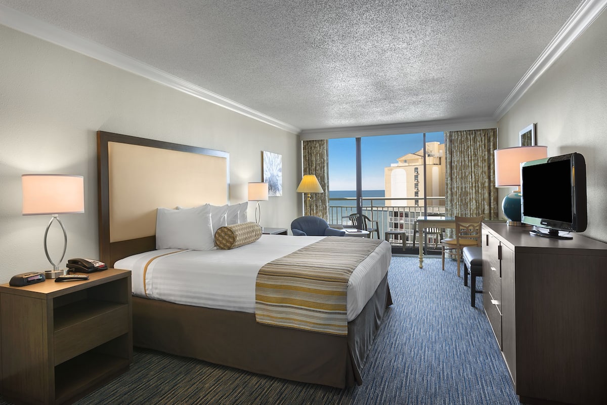Standard Room, 1 King Bed, Refrigerator & Microwave, Partial Ocean View | In-room safe, individually decorated, individually furnished