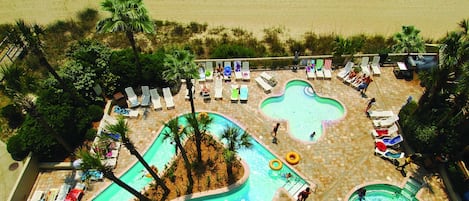 Una piscina techada, una piscina al aire libre de temporada, sombrillas