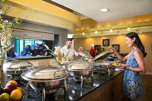 Daily cooked-to-order breakfast for a fee - Coral Beach Resort and Suites (Myrtle Beach)