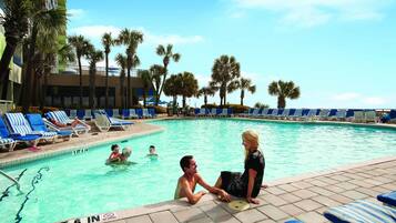 Piscine couverte, piscine extérieure (ouverte en saison)