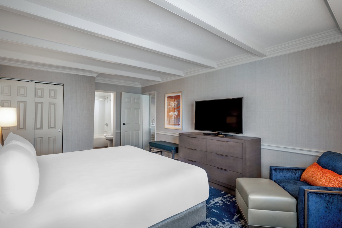 Executive Suite, 1 King Bed | In-room safe, desk, laptop workspace, blackout drapes