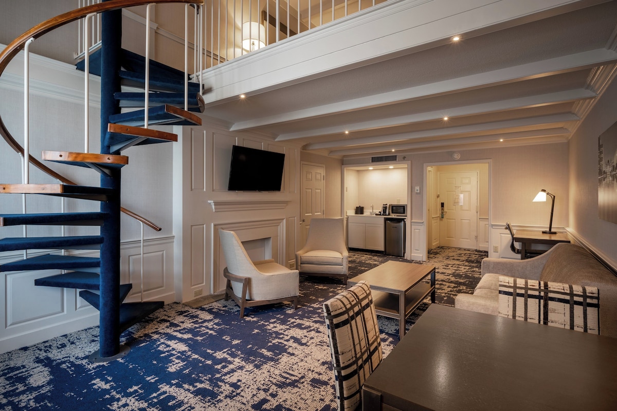 Duplex, 1 King Bed (Suite) | In-room safe, desk, laptop workspace, blackout drapes