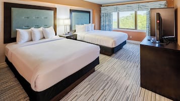 標準套房, 公園景 (2 Queen Beds and 1 Sofa Bed) | 1 間睡房、房內夾萬、遮光窗簾/窗簾、熨斗/熨衫板