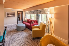 Standard Suite, 2 Bedrooms, City View, Corner | Living area