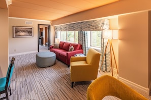 Standard Suite, 2 Bedrooms, City View, Corner | Living area