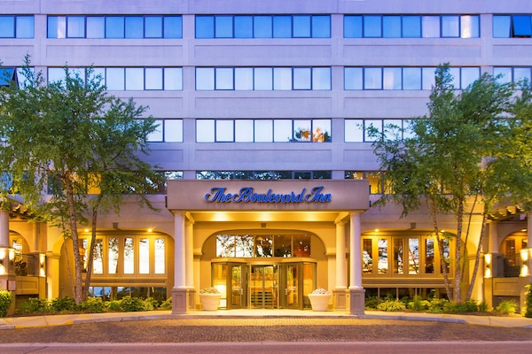 Bagian depan properti - sore/malam