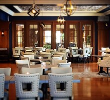 Con mesas al aire libre, abre solo algunos días