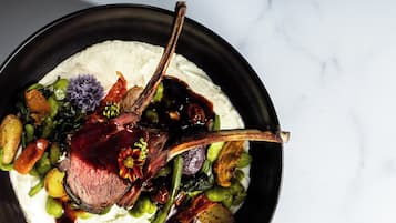 Menyajikan masakan Amerika