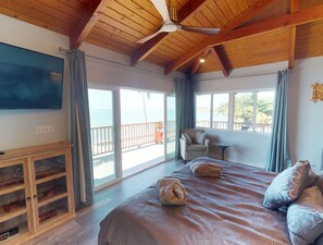 Rom – honeymoon, 1 kingsize-seng med sovesofa, havutsikt, ved havkanten | Individuelt dekorert, blendingsgardiner og strykejern/-brett