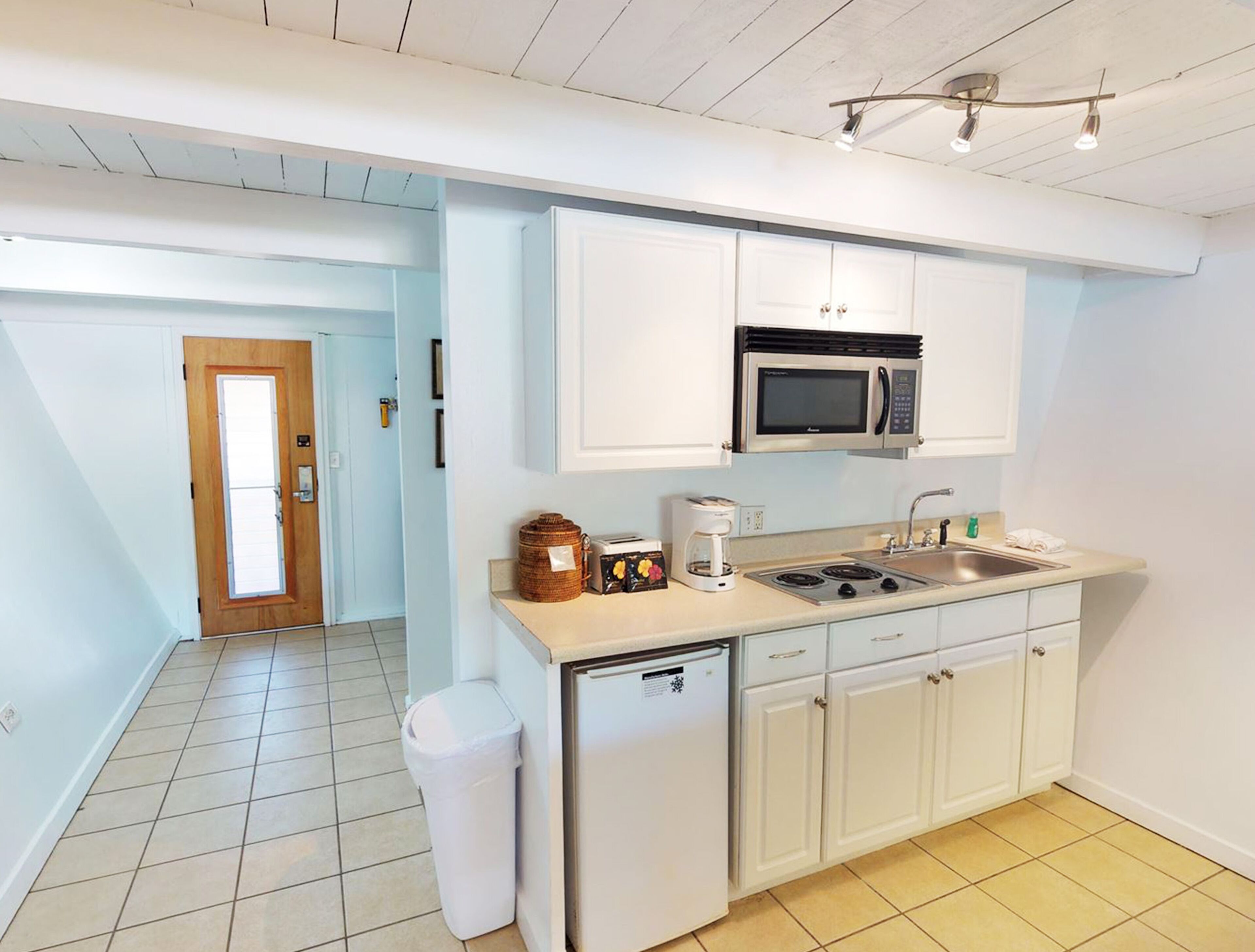 deluxe garden view king | private kitchenette | fridge, microwave, coffee/tea maker