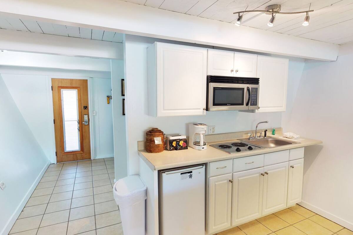 deluxe garden view king | private kitchenette | fridge, microwave, coffee/tea maker