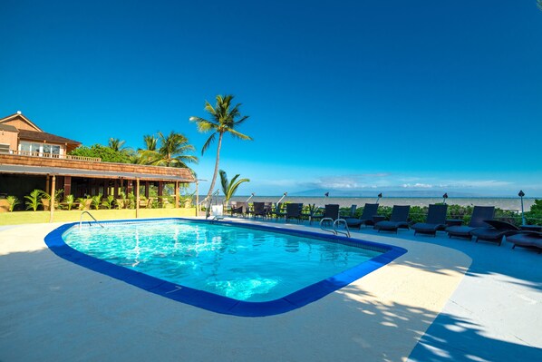 Piscine extérieure, parasols de plage, chaises longues