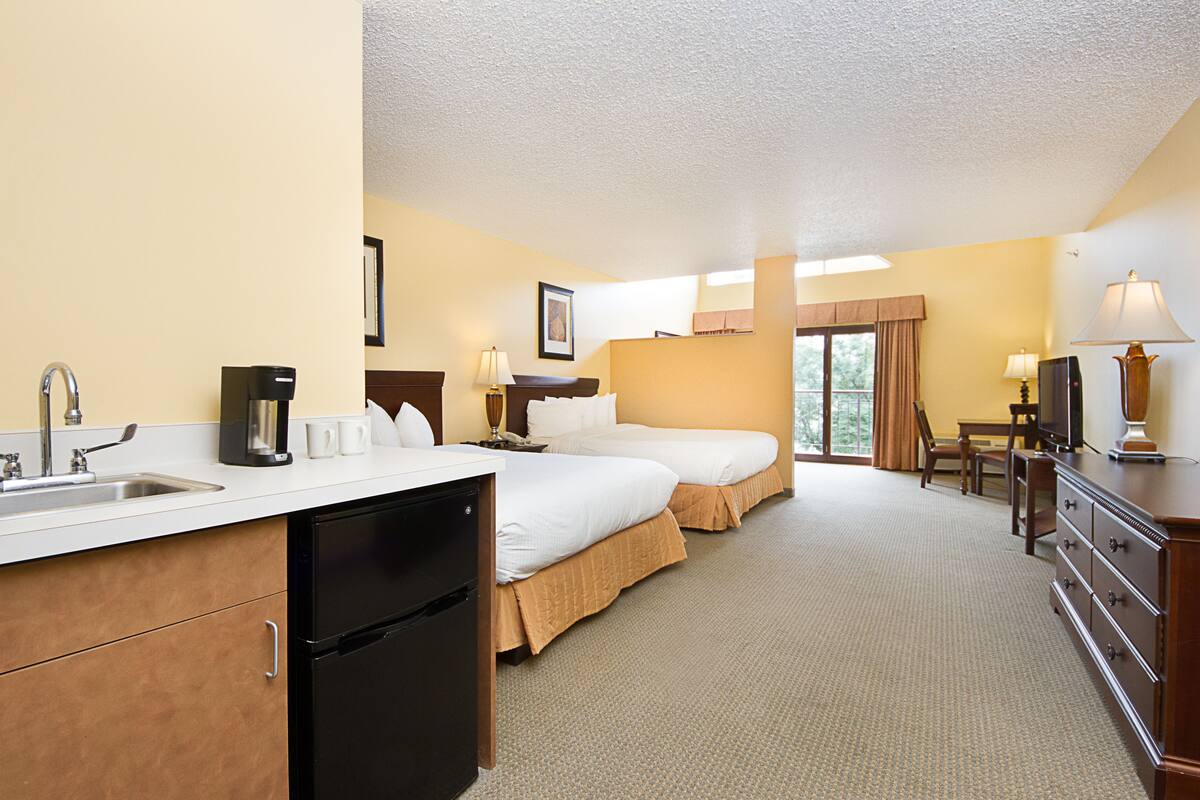 Deluxe Room, Lake View | Down comforters, iron/ironing board, rollaway beds, alarm clocks
