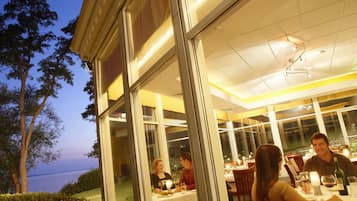 2 restaurants, breakfast served