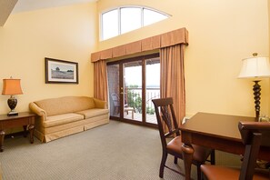 Chambre Deluxe, vue sur le lac | Aire de séjour | Téléviseur