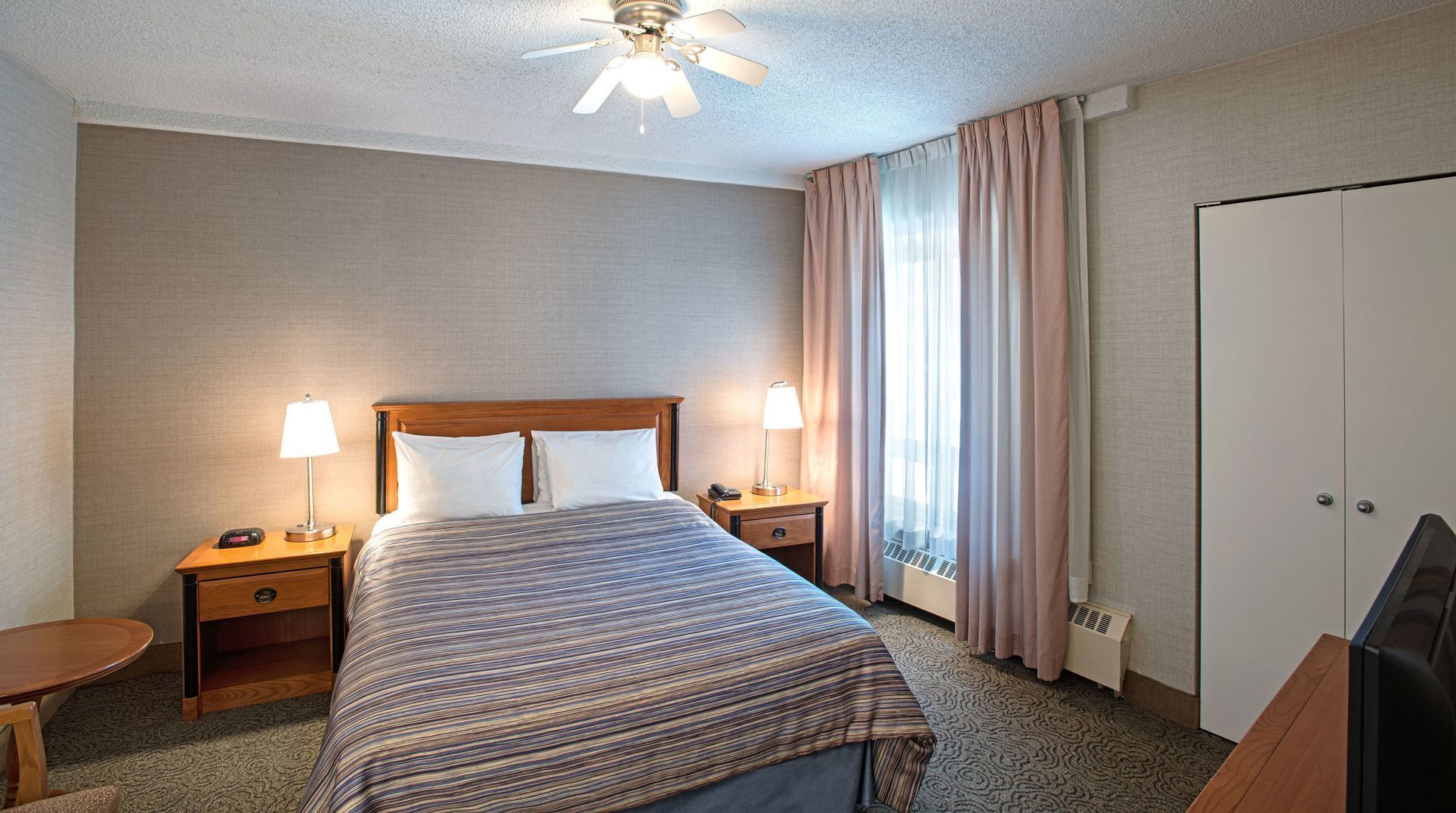 Literie de qualité supérieure, surmatelas, bureau, rideaux occultants