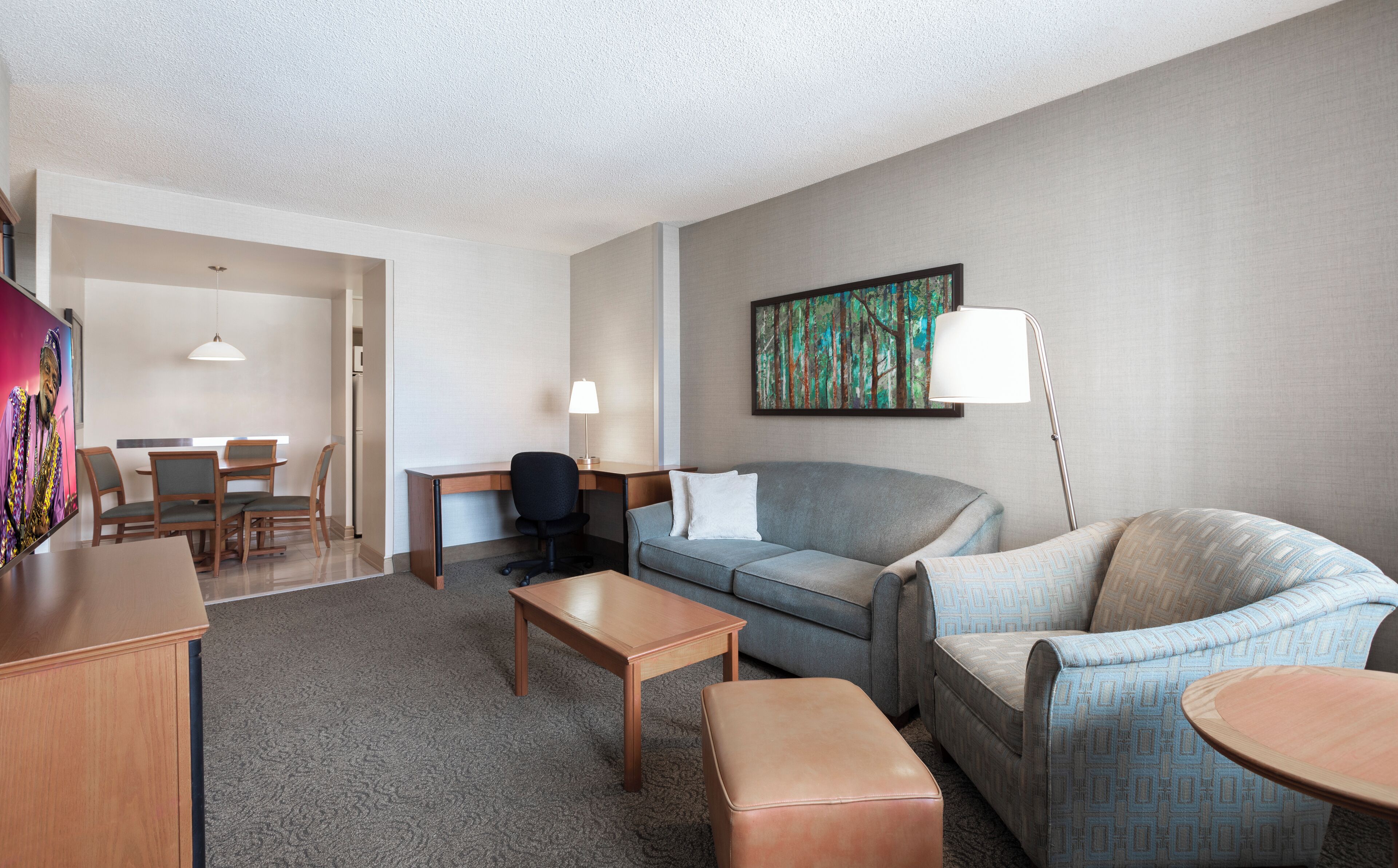 Suite Confort, 2 camas Queen size | Área de sala de estar | Televisión LCD de 32 pulgadas con canales por cable y televisión 