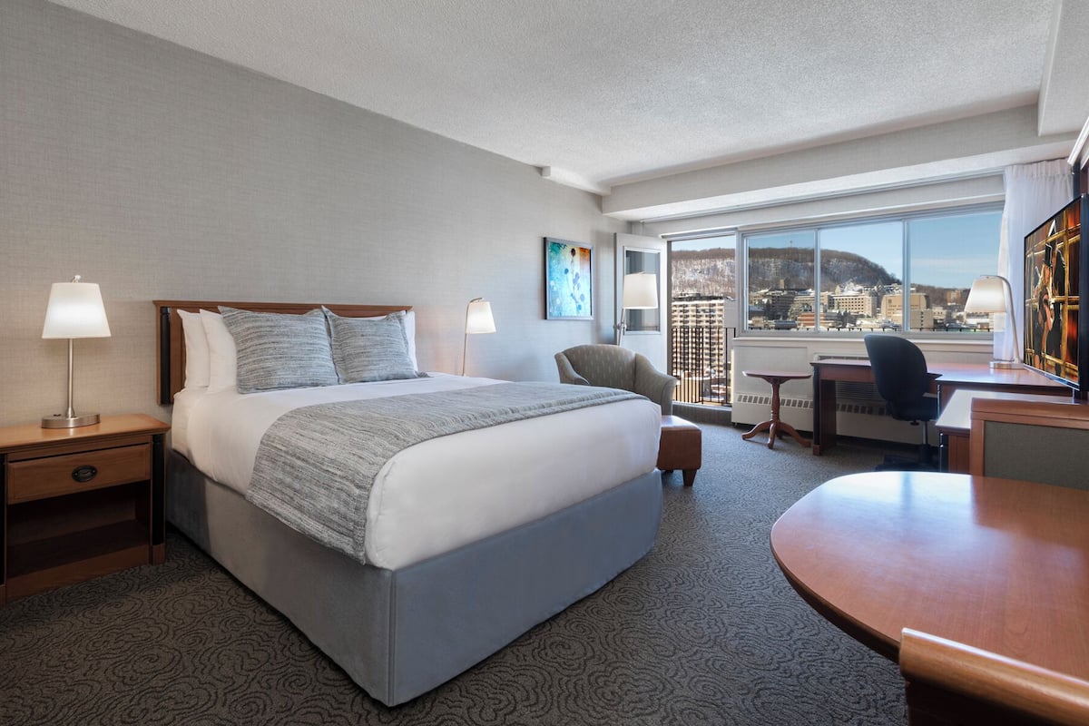 Studio Suite, 1 Queen Bed | Premium bedding, pillow-top beds, in-room safe, desk