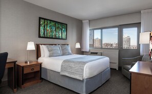 Comfort-Suite, 2 Queen-Betten | Wohnbereich | 32-Zoll-LCD-Fernseher mit Kabelempfang, Fernseher, Pay-TV