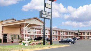 An EconoLodge hotel with a sign indicating free WiFi and continental breakfast. - Econo Lodge Hobbs (Hobbs)
