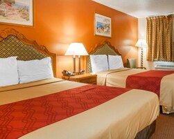 Tabla de planchar con plancha, wifi gratis, ropa de cama y despertador