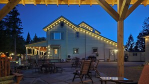 A building with a porch and outdoor seating area. - Albergo Allegria Hotel (Windham)