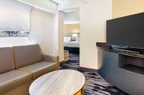 Suite, 2 Queen-Betten, Nichtraucher, Kühlschrank und Mikrowelle | 1 Schlafzimmer, Zimmersafe, Schreibtisch, Verdunkelungsvorhänge