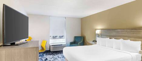 Standard Room, 1 King Bed, Non Smoking, Refrigerator & Microwave | In-room safe, desk, blackout drapes, iron/ironing board