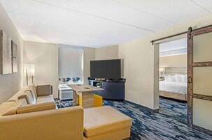 Suite, 1 King Bed, Non Smoking, Refrigerator & Microwave | 1 bedroom, in-room safe, desk, blackout drapes