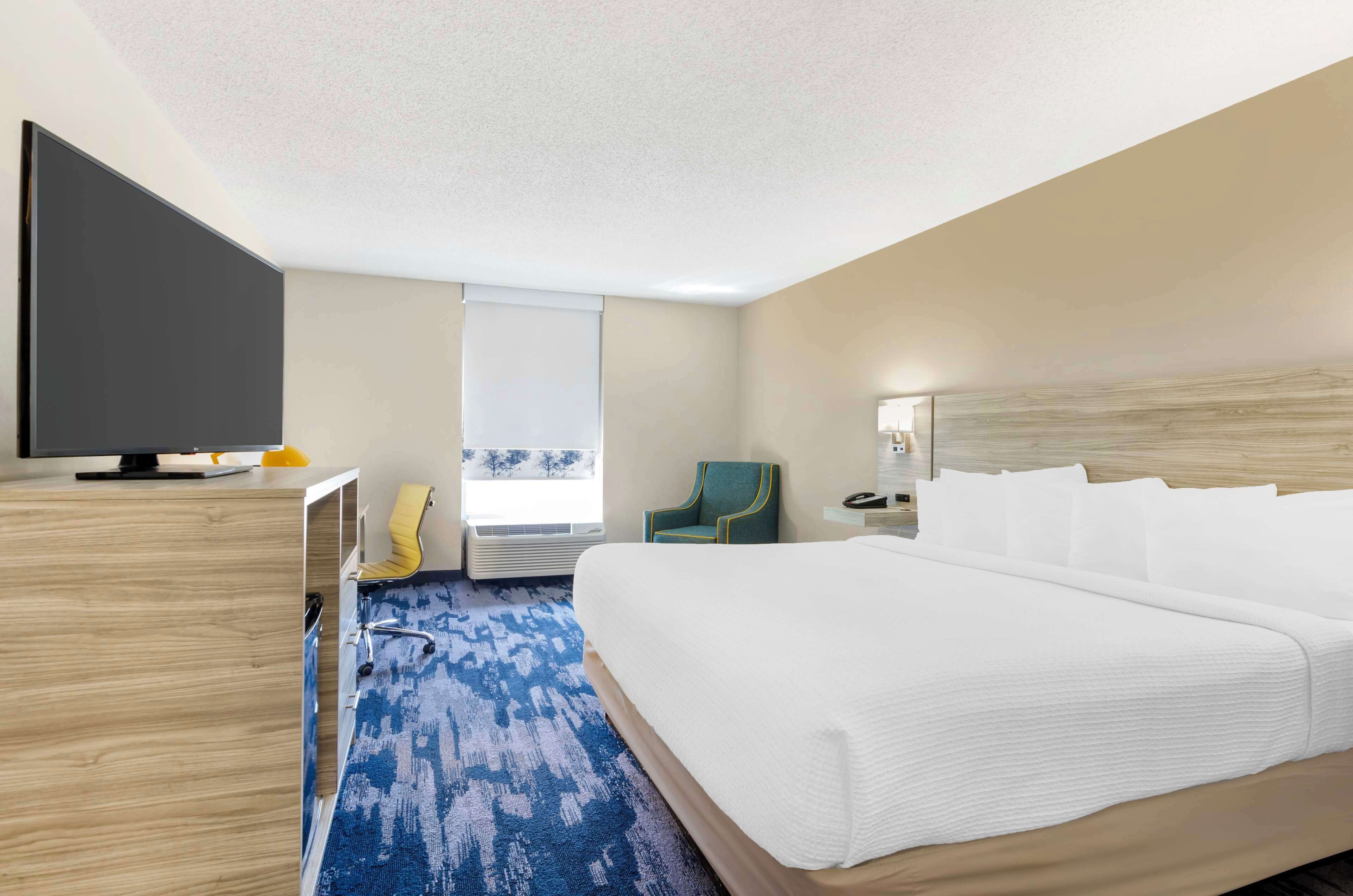 suite, 1 king bed, non smoking, refrigerator & microwave | 1 bedroom, in-room safe, desk, blackout curtains