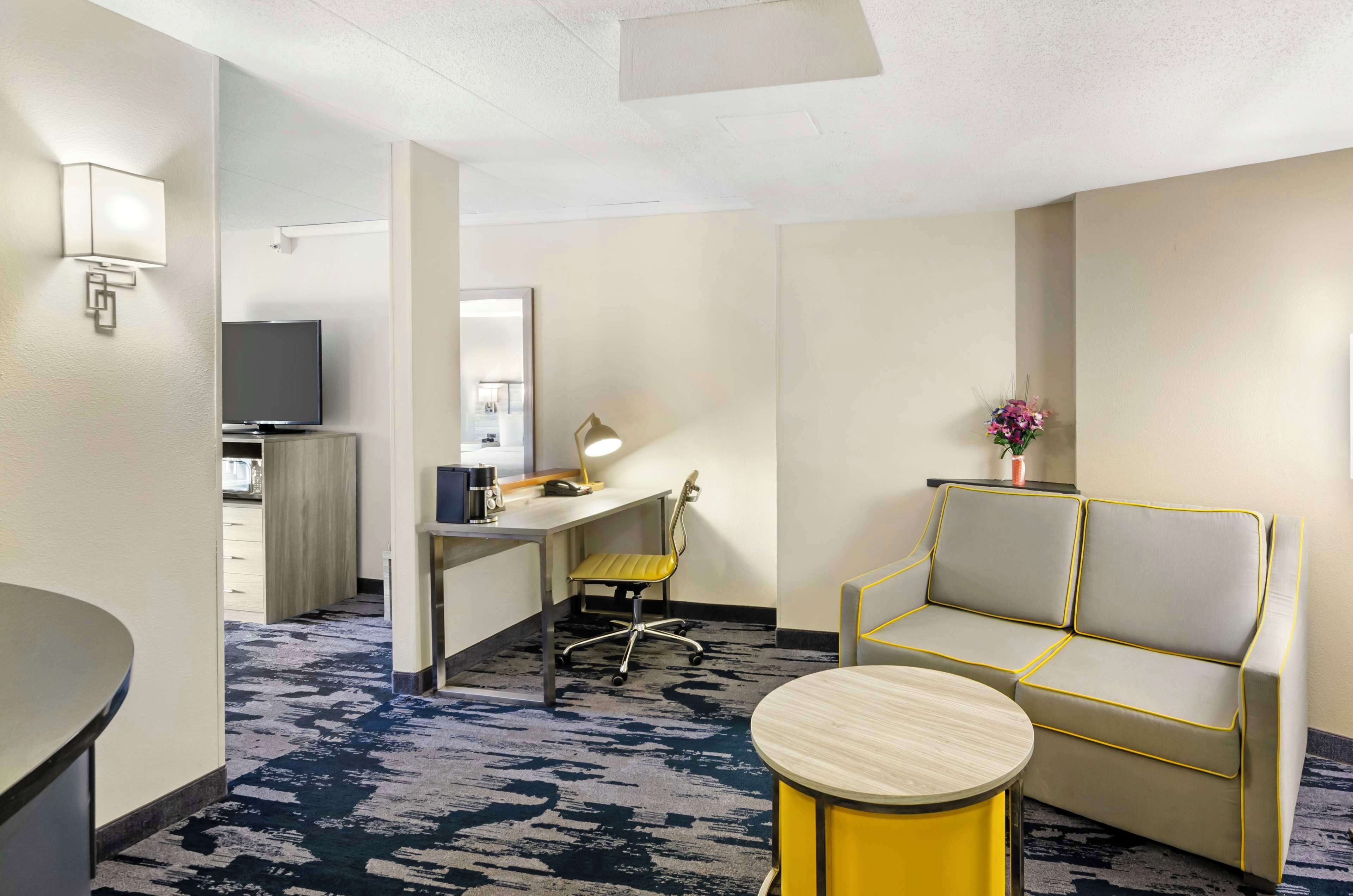 1 bedroom, in-room safe, desk, blackout curtains