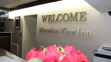 Desk, soundproofing, free WiFi, bed sheets