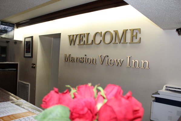 Desk, soundproofing, free WiFi, bed sheets - Mansion View Inn and Suite (Springfield)
