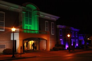 Fassade der Unterkunft – Abend/Nacht