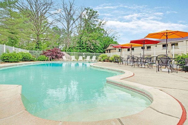 Piscine extérieure en saison