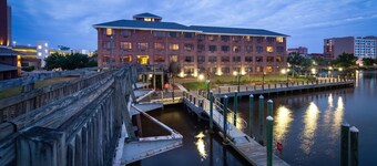 Best Western Plus Coastline Inn