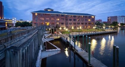 Best Western Plus Coastline Inn