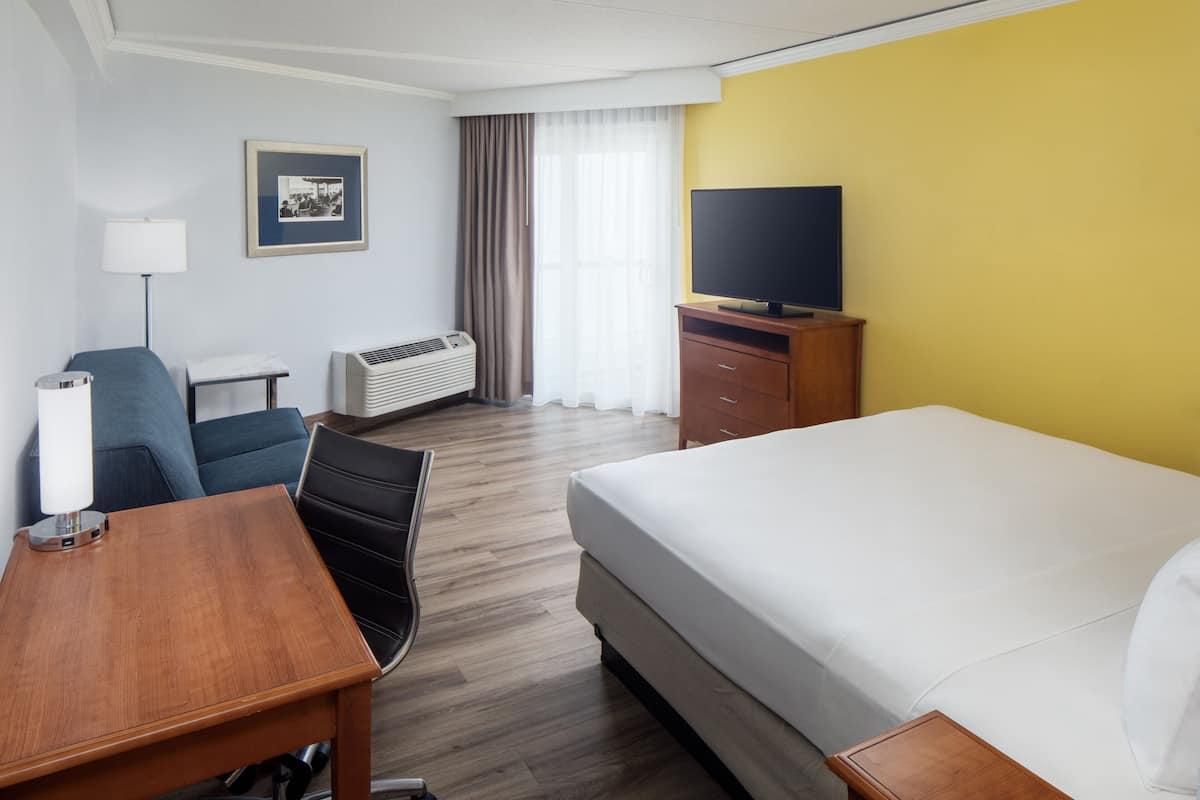 Deluxe King Bedded Room, Side Balcony