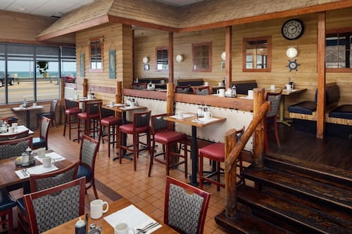 3 restaurants; breakfast, lunch, and dinner served