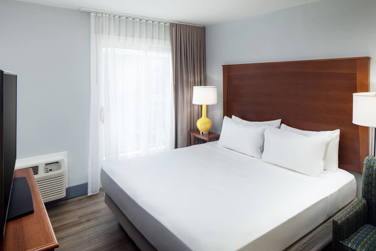 Standard Room, 1 King Bed, Balcony