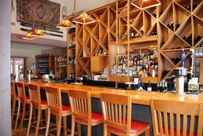 Golf course views, serves lunch, dinner and happy hour