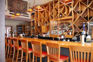 Golf course views, serves lunch, dinner and happy hour