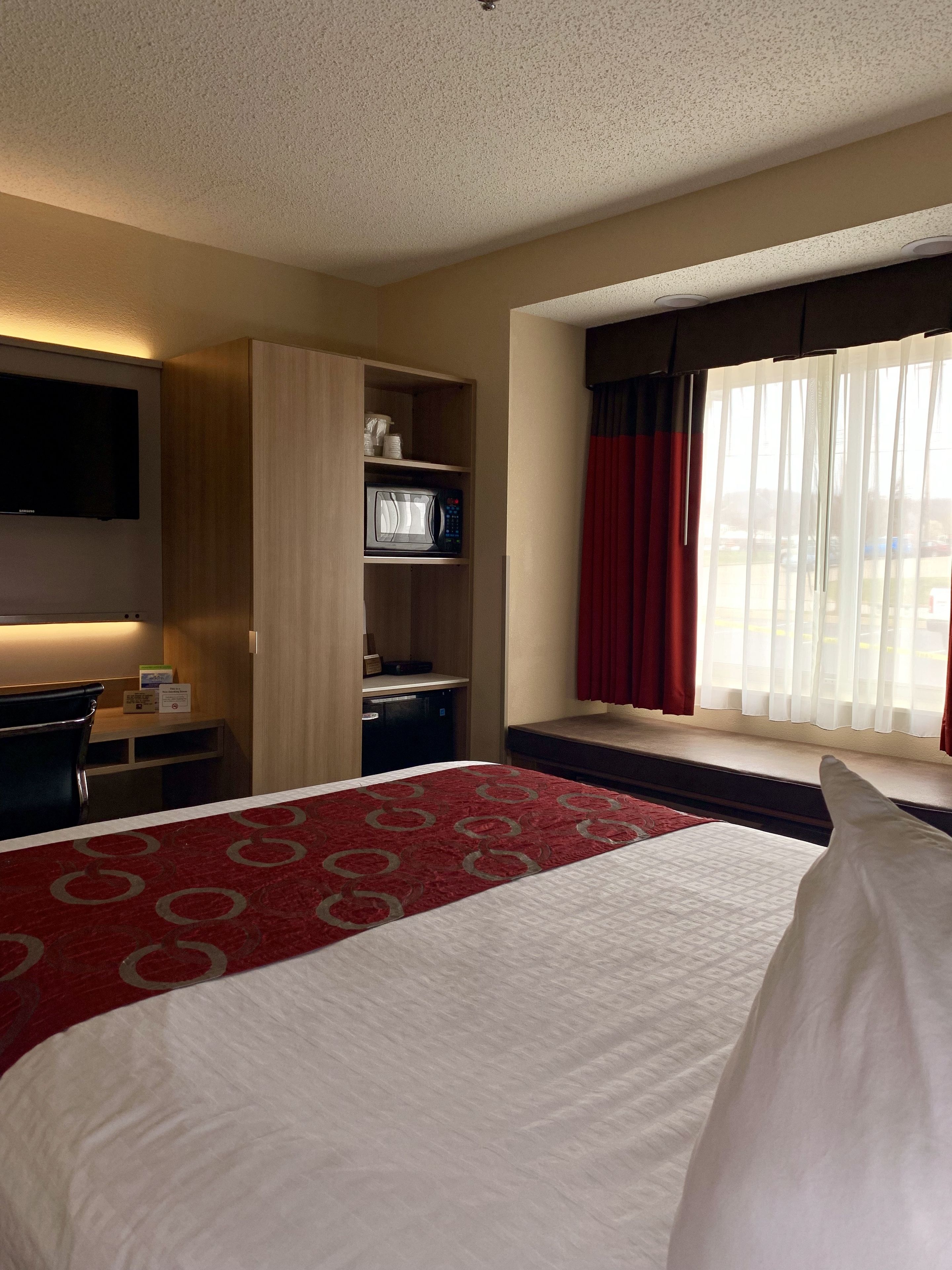 standard room, 1 queen bed | desk, blackout curtains, iron/ironing board, free wifi