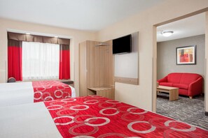 Phòng Suite, 2 giường cỡ queen | Bàn, khu vực làm việc phù hợp cho laptop, màn/rèm cản sáng 