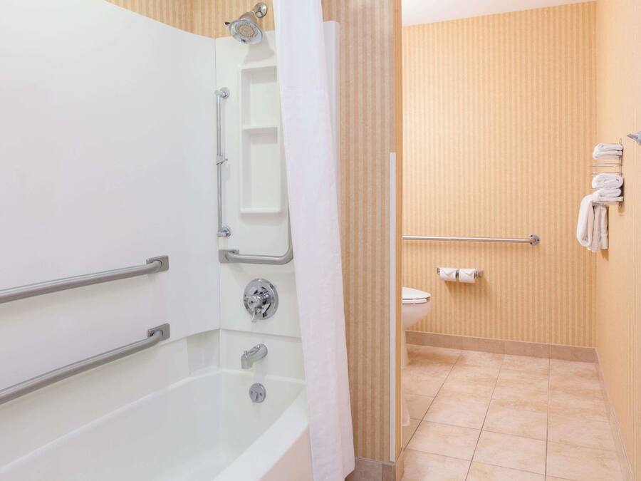 Un baño con bañera, ducha e inodoro.