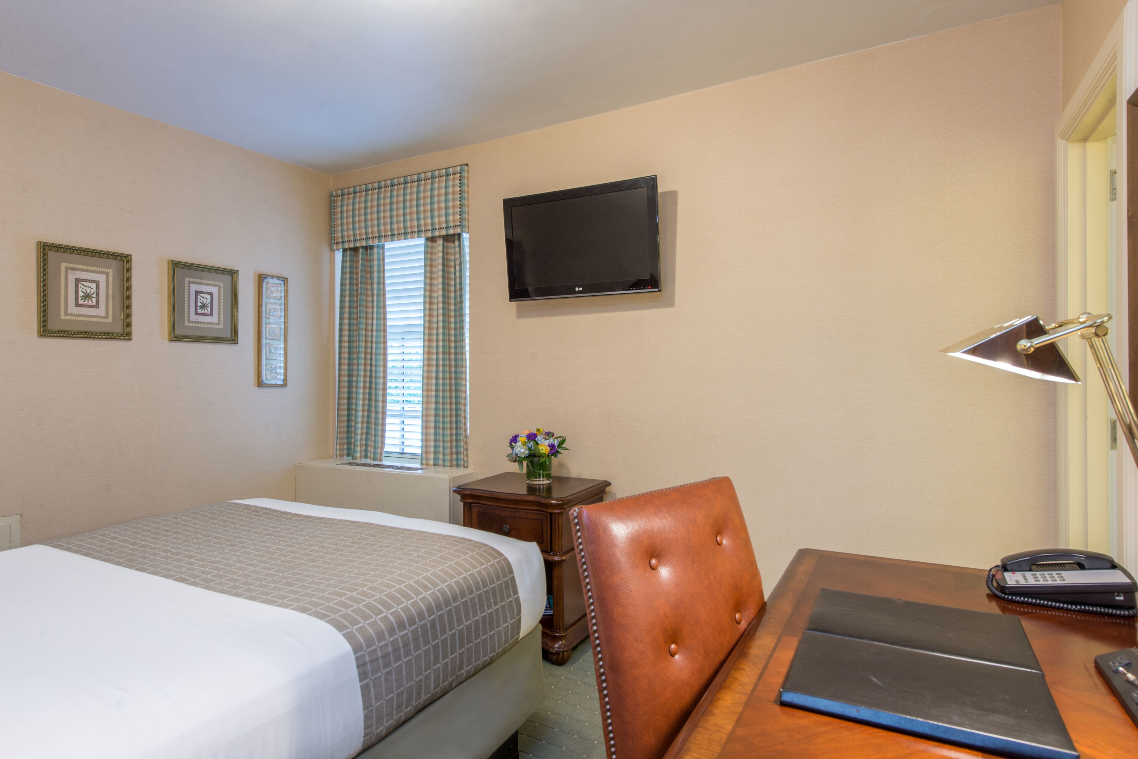 premium bedding, desk, iron/ironing board, travel cot