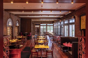 Se sirven cenas y brunches, cocina americana