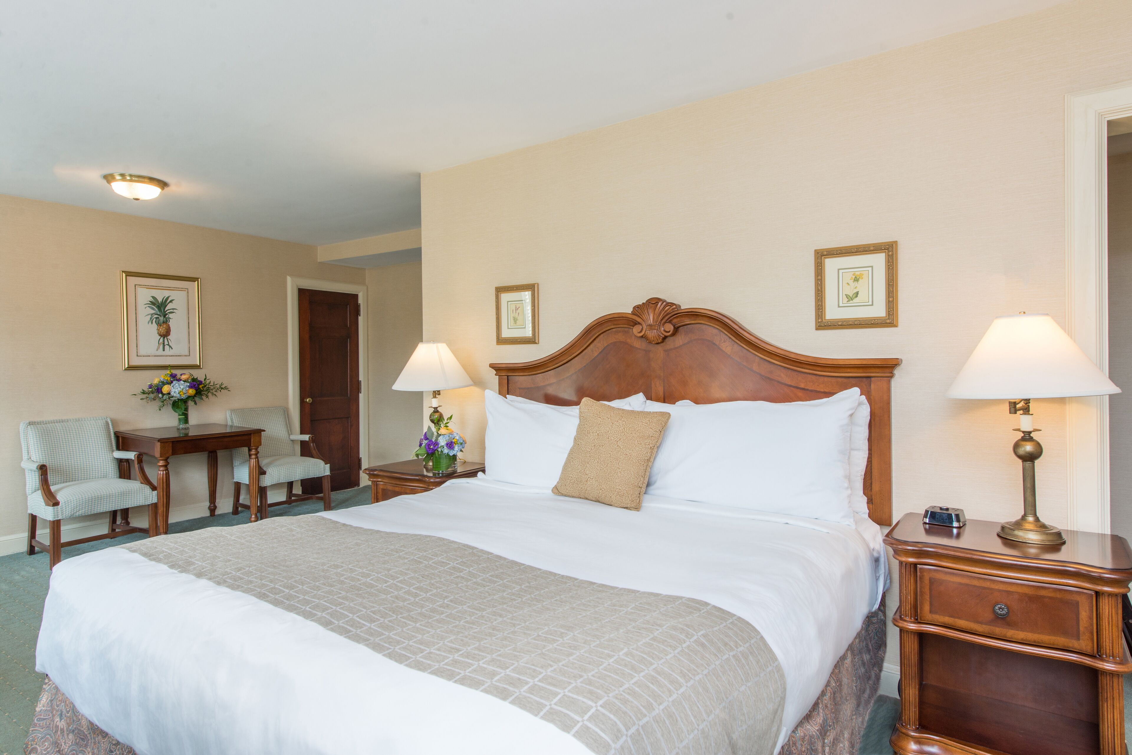 standard room, 1 king bed | premium bedding, desk, iron/ironing board, travel cot