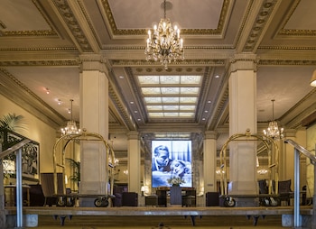 Hotel entrance and lobby at Hotel deLuxe